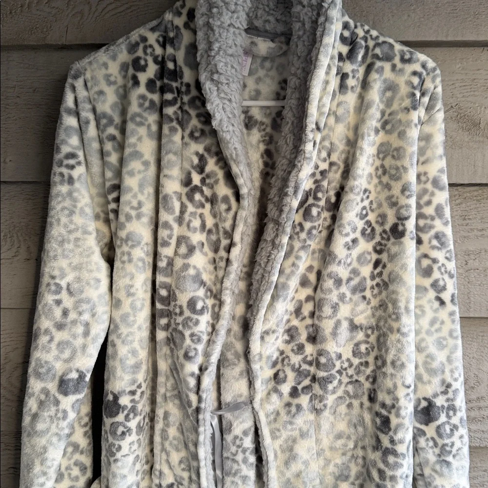 Leopard Print Plush Robe - Picture 3 of 7